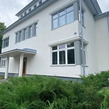 Vanapargi Residents In The Center * 派尔努